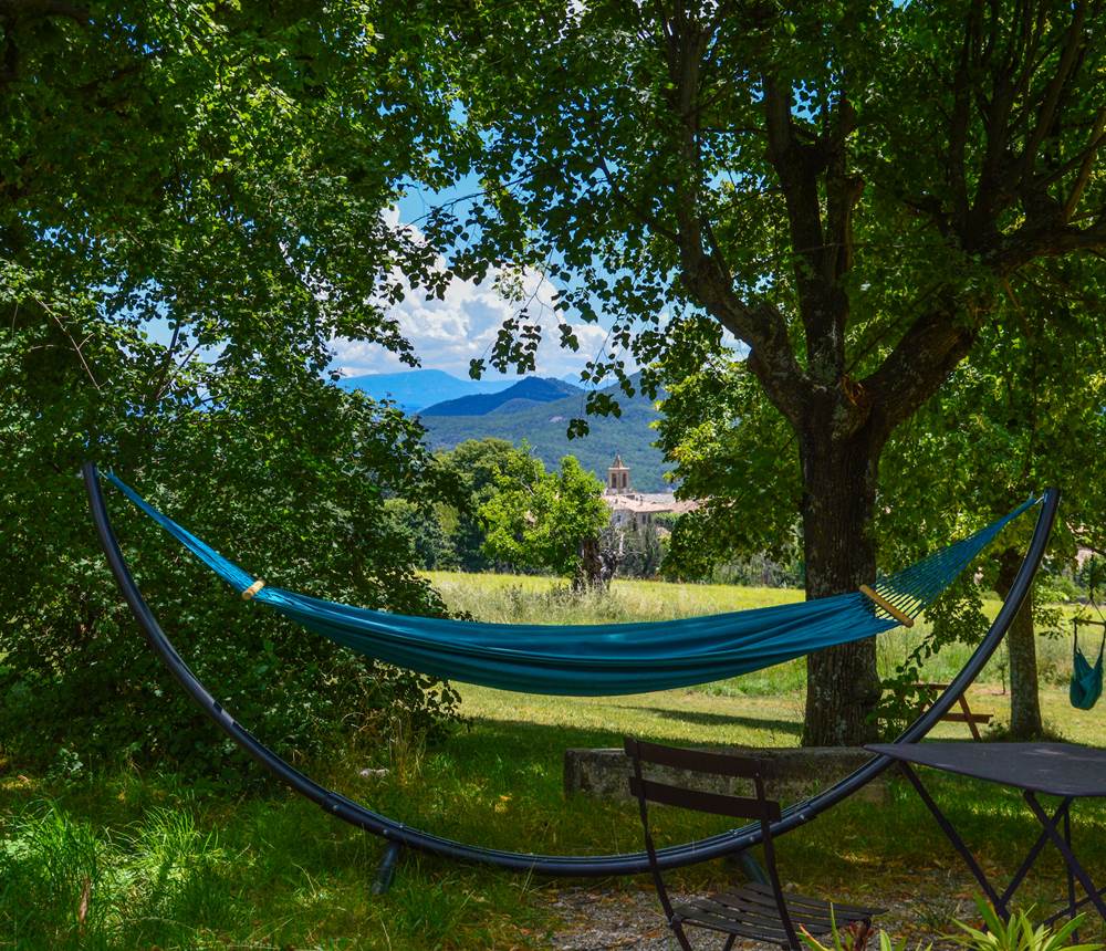 Sieste dans le hamac a` la Bastide du Claus